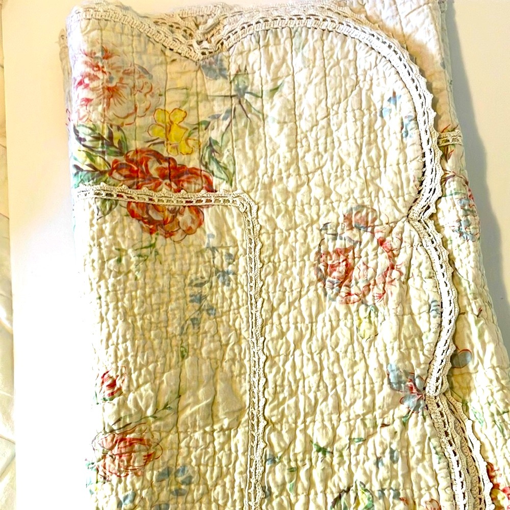 Beautiful Vintage Floral Quilted Reversable Blanket. 46”X56”. Cotton.